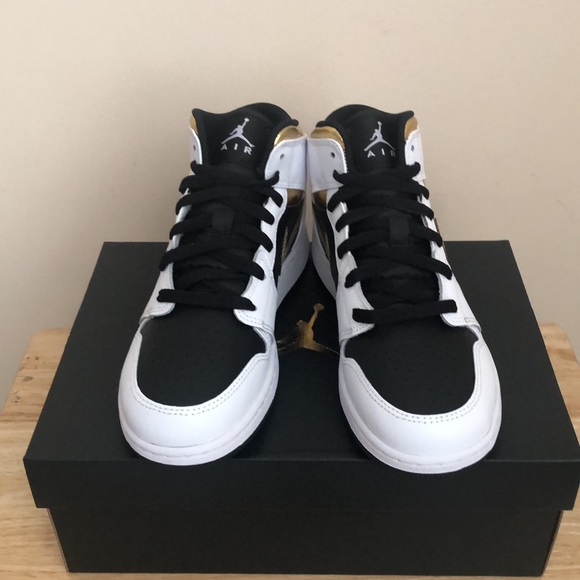 🖤💛NIKE AIR JORDAN 1 MID GS SNEAKERS💛🖤 - Picture 4 of 11